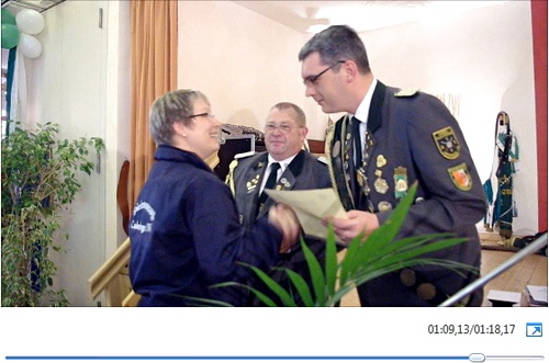Videoclip: Ehrung des Spielmannszuges Cadenberge, entgegengenommen durch Bianka Heinen-Sahlke beim 225-jhrigen Jubilum des Schtzenvereins Cadenberge von 1787 e.V. am 24.06.2012 im MarC 5 - Copyright: A. Protze - Klick auf das Bild startet die bertragung ...
