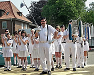 Spielmannszug bei der 860-Jahrfeier in Cadenberge auf dem Marktplatz am 01.06.2008 - Klick vergrößert