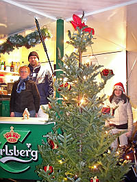 Cadenberger Weihnachtsmarkt 2008 - Mitglieder des Spielmannszuges am Getränkewagen - Klick auf das Foto vergrößert.