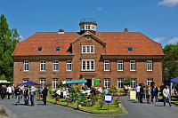 Blick auf das ehemalige Schloss von vorne bei der Cadenberger Gutspark-Einweihung am 16. Mai 2009 - Klick auf das Bild vergrert.