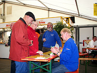 Losverkauf durch den Spielmannszug Cadenberge beim Herbstmarkt am  20.10.2007 - Klick vergrert