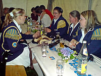 Mädchen und Damen des Cadenberger Spielmannszuges im Zelt beim Schützenfest 2007 in Wingst-Dobrock - Klick vergrößert