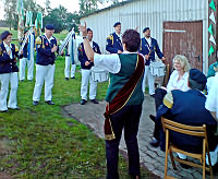 Erika Knig dirigiert beim Schtzenfest 2007 in Wingst-Dobrock - Klick vergrert
