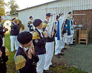 Spielmannszug Cadenberge beim Schtzenfest 2007 in Wingst-Dobrock - Klick vergrert