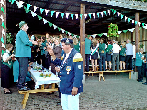 Jrg Ahrens dirigiert beim Schtzenfest 2007 in Wingst-Dobrock - Klick vergrert