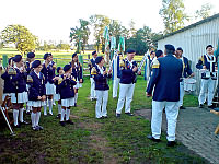Jrg Ahrens dirigiert beim Schtzenfest 2007 in Wingst-Dobrock - Klick vergrert