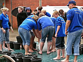 2. Durchgang im Badehaubenfüllen-Wettbewerb mit dem Cadenberger Spielmannszug beim Straßenfest am 19. Juli 2008 - Klick aufs Bild vergrößert.