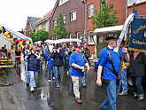 Cadenberger Spielmannszug marschiert durch die Bahnhofstraße beim Straßenfest am 19. Juli 2008 - Klick aufs Bild vergrößert.