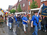 Cadenberger Spielmannszug marschiert durch die Bahnhofstrae beim Straenfest am 19. Juli 2008 - Klick aufs Bild vergrert.