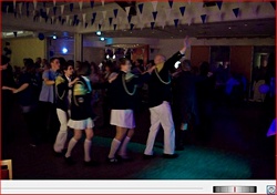Videoclip: 2 Stimmungslieder der Band mit Polonaise beim Ball zum 40jährigen Jubiläum am 24.09.2011 im MarC 5 - Copyright: A. Protze - Klick auf das Bild startet den Download. Videoclip: 2 Stimmungslieder der Band mit Polonaise beim Ball zum 40jährigen Jubiläum am 24.09.2011 im MarC 5 - Copyright: A. Protze - Klick auf das Bild startet den Download.