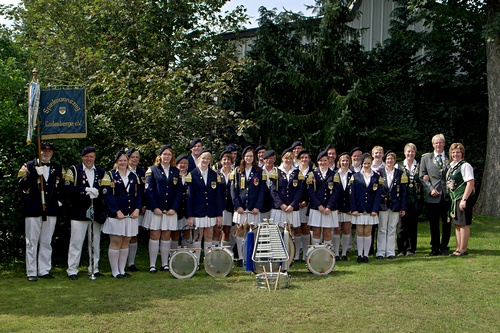 Gruppenfoto des Cadenberger Spielmannszuges nach seiner Ehrung beim Schtzenfest Langenstrae am 03.09.2011 - Foto & Copyright: A. Protze - Klick auf das Bild vergrert.