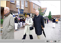 Videoclip zur Ankunft von Dr. Langner bei der Cadenberger Marktplatz-Einweihung unter musikalischer Begleitung durch den Spielmannszug am 15. Mai 2011 - Copyright: A. Protze - Klick auf das Bild startet den Download ...