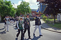 Cadenberger Spielmannszug beim Schtzenfest 2010 am Samstag, 26. Juni - Umzug ber den Sandberg - Klick auf das Bild vergrert.