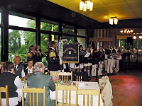 Auftritt des  Cadenberger Spielmannszugs beim 100jährigen Jubiläum des Schützenvereins Wingst-Wassermühle im Juni 2010 - Klick auf das Foto vergrößert.