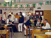 Cadenberger Spielmannszug beim 100jhrigen Jubilum des Schtzenvereins Wingst-Wassermhle im Juni 2010 - In der Gaststube - Klick auf das Foto vergrert.