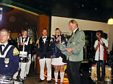 Gutschein- und Fotobergabe des Cadenberger Spielmannszugs beim 100jhrigen Jubilum des Schtzenvereins Wingst-Wassermhle im Juni 2010 - Klick auf das Bild vergrert.