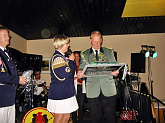 Gutschein- und Fotobergabe des Cadenberger Spielmannszugs beim 100jhrigen Jubilum des Schtzenvereins Wingst-Wassermhle im Juni 2010 - Klick auf das Bild vergrert.