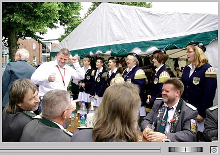 Videoclip zum Auftritt des Cadenberger Spielmannszuges beim Schtzenfest am Samstag, 25. Juni 2011 - Huptling der Indianer - Copyright: A. Protze - Klick auf das Bild startet den Download ...