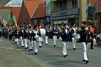 Spielmannszug marschiert durch die Bahnhofstrae beim Cadenberger Schtzenfest am Samstag, 25. Juni 2011 - Foto & Copyright: A. Protze - Klick auf das Bild vergrert.