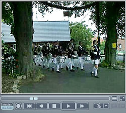 Video-Clip: Einmarsch des Cadenberger Spielmannszuges auf den Hof von Schorsch Heinßen beim Schützenfest am Samstag, 27.06.2009 - Klick auf das Foto startet den Download ...