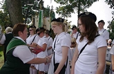 Anja Neumann berreicht die Ehrennadeln an die Mitglieder des  Cadenberger Spielmannszuges im Rahmen des Schtzenfestes Cadenberge-Langenstrae am 03.09.2011 - Foto & Copyright: A. Protze - Klick auf das Bild vergrert