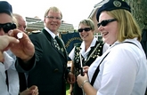 Hier kommt die Ehrennadel fr Bianka Heinen-Sahlke vom Cadenberger Spielmannszug durch den Schtzenverein Cadenberge-Langenstrae am 03.09.2011 - Foto & Copyright: A. Protze - Klick auf das Bild vergrert