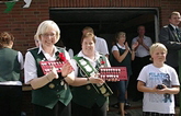 Anke Kster und Anja Neumann bei der Ehrung des Cadenberger Spielmannszuges im Rahmen des Schtzenfestes Cadenberge-Langenstrae am 03.09.2011 - Foto & Copyright: A. Protze - Klick auf das Bild vergrert