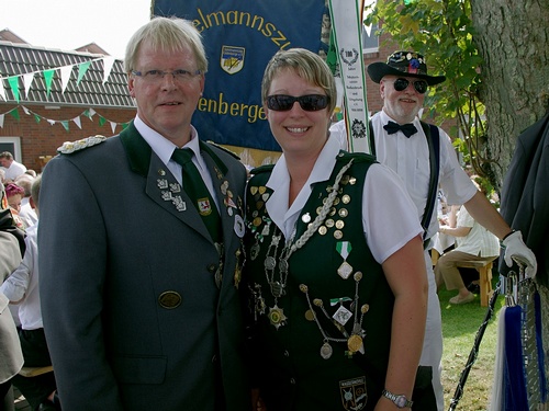 Knig Uwe Schumacher und Knigin (Wassermhle) Bianka Heinen-Sahlke beim Schtzenfest Cadenberge Langenstrae am 03.09.2011 - Foto & Copyright: A. Protze - Klick auf das Bild vergrert.