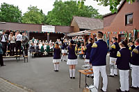 Musik des Cadenberger Spielmannszuges auf dem Hof von Schorsch Heinßen beim 222. Schützenfest am 27.06.2009 - Klick auf das Foto vergrößert.