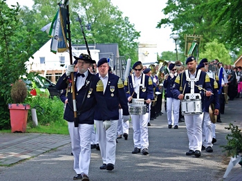 Umzug mit dem Spielmannszug nach dem Knig abholen beim 226. Cadenberger Schtzenfest am Samstag, 23. Juni 2013 - Foto & Copyright A. Protze, Klick auf das Bild vergrert