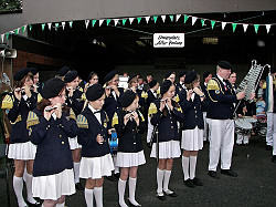 Auftritt des Cadenberger Spielmannszuges beim Schtzenfest Langenstrae 2008 auf dem Hof  von Schorsch Heinssen - Klick aufs Bild vergrert.