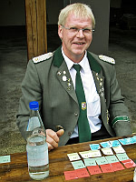 Kassenwart Uwe Schumacher bei der Verlosung whrend des Cadenberger Schtzenfestes Langenstrae 2008 auf dem Hof  von Schorsch Heinssen - Klick aufs Bild vergrert.