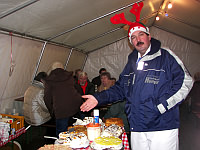 Cadenberger Weihnachtsmarkt 2007 Spielmannszugleiter und Bäckermeister Jörg Ahrens im Kuchenzelt - Klick vergrößert