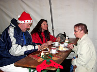 Cadenberger Weihnachtsmarkt 2007 Jörg und Rita Ahrens (vorne) bei Kaffee und Kuchen im Zelt Gemeinderates - Klick vergrößert