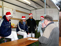 Cadenberger Weihnachtsmarkt 2007 Klnen am Dosenwurfstand des Spielmannszuges - Klick vergrert
