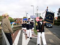 Ausmarsch 2 des Spielmannszuges vom Cadenberger Bahnhof bei der metronom-Prsentation am 25.8.07 - Klick vergrert
