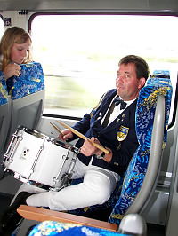 Axel Reyelt trommelt im Zug bei der metronom-Prsentation am 25.8.07 - Klick vergrert
