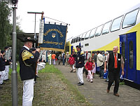 Cadenberger Spielmannszug bei der metronom-Zugpräsentation am 25.8.07 in Cuxhaven, Lokführer Vagts - Klick vergrößert