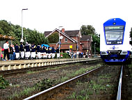 Ausmarsch 3 des Spielmannszuges vom Cadenberger Bahnhof bei der metronom-Prsentation am 25.8.07 - Klick vergrert